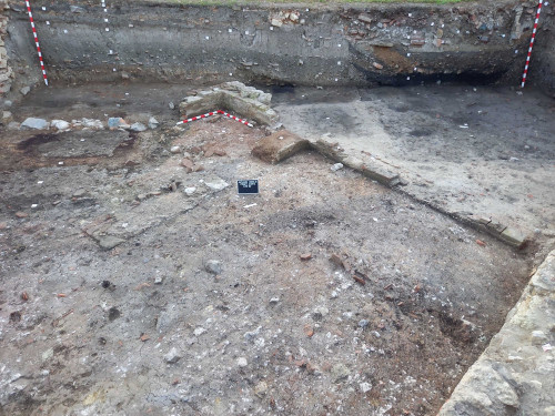 Secțiunile SXIX/14 și SXX/16: imagine de ansamblu cu elementele constructive ale Clădirii romane II și cu profilul E al secțiunii SXX/16 (vedere dinspre N-V).